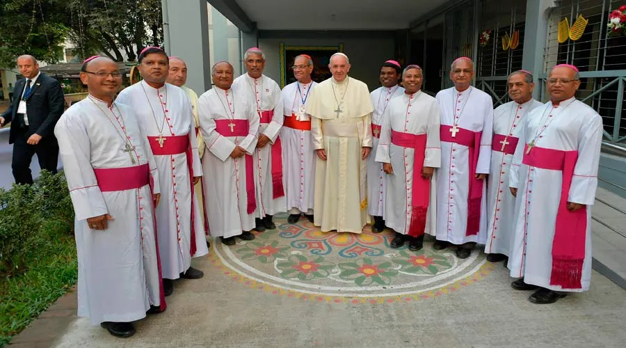 El Papa Francisco junto a los obispos de Bangladesh. Foto: L'Osservatore Romano