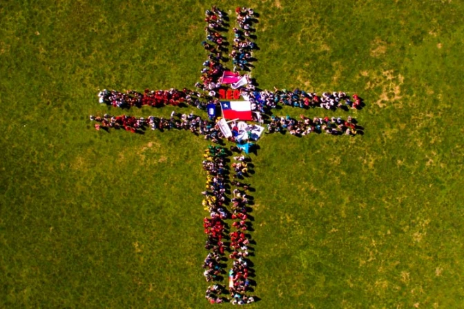 450 jóvenes se comprometen a renovar la Iglesia con Cristo en el centro