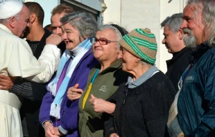 El Papa Francisco saluda a un grupo de pobres en Roma. Foto: L'Osservatore Romano 
