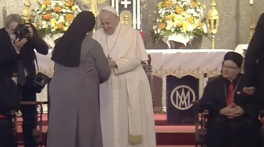 Religiosa encuentra al Papa Francisco en Chipre. Crédito: Captura Pantalla Youtube