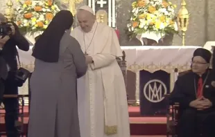 Religiosa encuentra al Papa Francisco en Chipre. Crédito: Captura Pantalla Youtube  