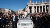 El Papa saluda a los jóvenes en la Plaza de San Pedro. Crédito: Vatican Media