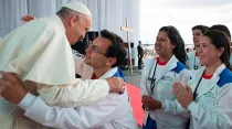 El Papa Francisco con jóvenes paraguayos / Foto: L'Osservatore Romano