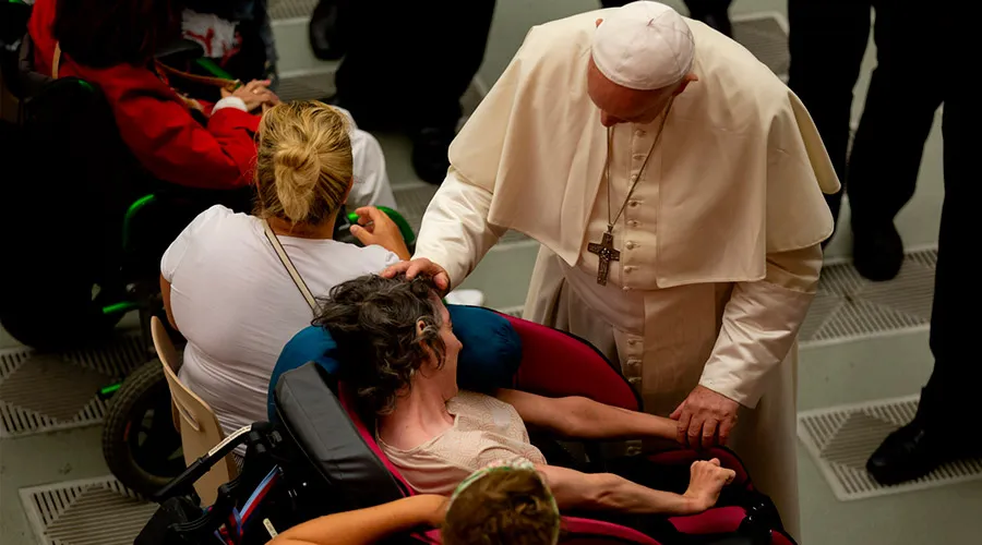 El Papa saluda a un enfermo durante una audiencia / Crédito: Daniel Ibáñez / ACI Prensa?w=200&h=150