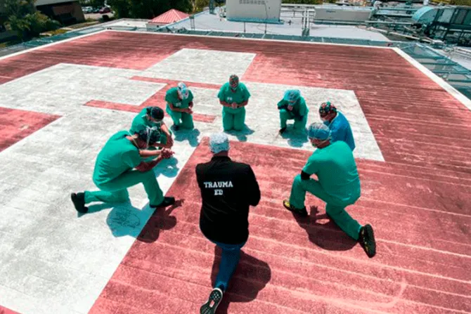 VIRAL: Enfermeros rezan en techo de hospital antes de atender pacientes con coronavirus
