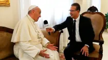 El Papa Francisco con el periodista y fundador de El Sembrador, Noel Díaz. Foto: El Sembrador - ESNE