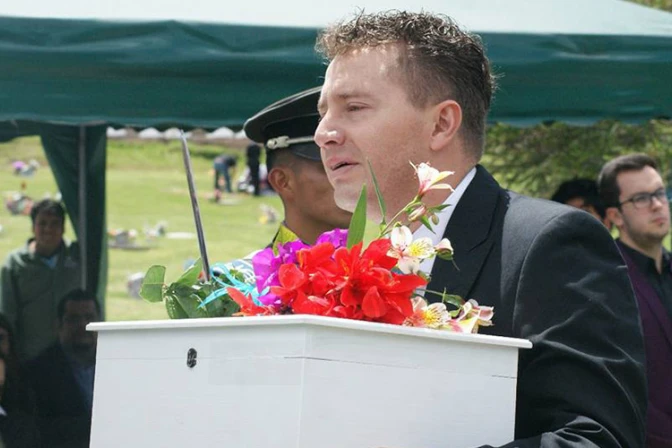 Iglesia en Ecuador da cristiana sepultura a 51 bebés abortados