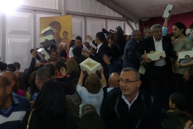 Papa Francisco envía saludos, rosarios y dulces a cristianos de Irak