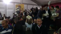 La repartición de las colombas enviadas por el Papa Francisco se convierte en fiesta al concluir Vigilia Pascual. Foto ACI Prensa