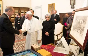 El Papa Francisco junto al Presidente de Turquía, Recep Tayyip Erdogan, en el Vaticano 