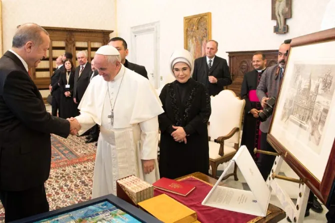 El Papa regala a Presidente turco un “ángel contra la guerra” en histórica visita a Roma