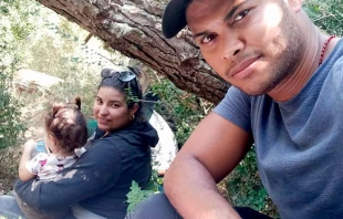 Erisdel y su esposa Yoelis en su ruta hacia Espau00f1a. Cru00e9dito: Cortesu00eda Erisdel 