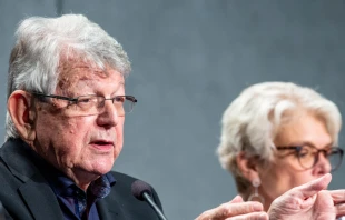 Mons. Erwin Kru00e4utler en la rueda de prensa de hoy en el Vaticano. Cru00e9dito: Daniel Ibu00e1u00f1ez / ACI 