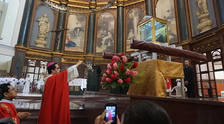 Mons. José Luis Escobar Alas inciensa reliquia de Beato Óscar Romero en Catedral de San Salvador. Foto: David Ramos / ACI Prensa.?w=200&h=150