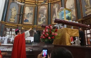 Mons. José Luis Escobar Alas inciensa reliquia de Beato Óscar Romero en Catedral de San Salvador. Foto: David Ramos / ACI Prensa. 