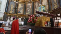 Mons. José Luis Escobar Alas inciensa reliquia de Beato Óscar Romero en Catedral de San Salvador. Foto: David Ramos / ACI Prensa.