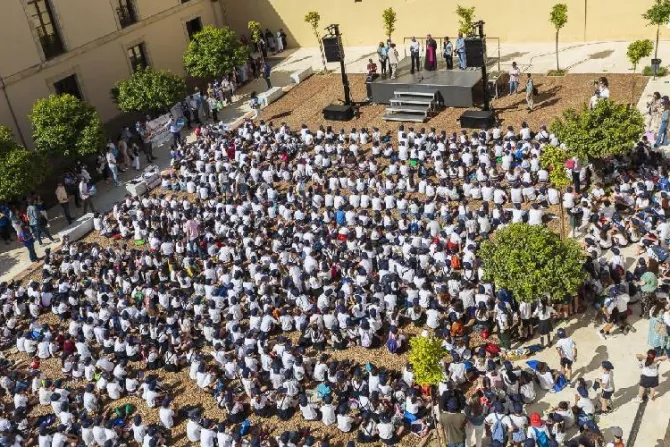 Más de mil escolares se reúnen a rezar el Rosario en Catedral española