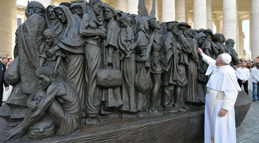El Papa inaugura la escultura. Foto: Vatican Media
