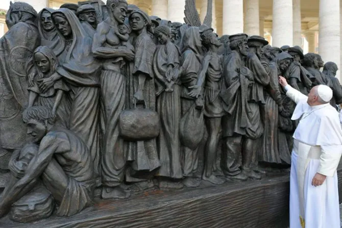 El Papa inaugura en el Vaticano una gran escultura dedicada a migrantes y refugiados