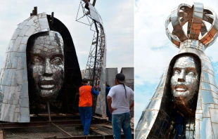 Una foto de archivo de 2017 muestra el montaje de una escultura gigante de Nuestra Seu00f1ora de Aparecida (Brasil) | Cru00e9dito: Gilmar Pinna 