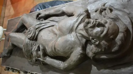 Hombre ofrece como penitencia de Cuaresma hacer escultura de Jesús muerto [VIDEO]