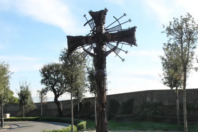 El arte puede llevar esperanza, dice argentino sobre nuevas obras de hierro en el Vaticano