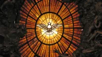Una paloma simboliza al Espíritu Santo, en la Basílica de San Pedro en el Vaticano. Foto: Flickr de Fr Lawrence Lew, O.P. (CC BY-NC 2.0).