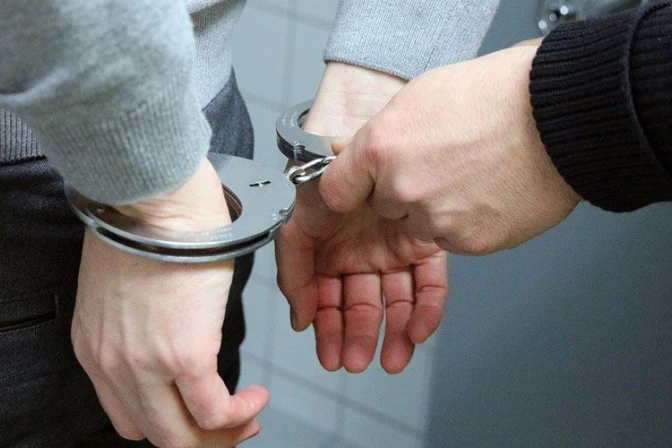 Argentina: Arrestan a sacerdote y portero de jardín infantil acusados de abuso sexual