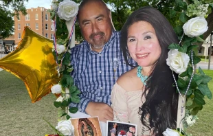 Foto de Irma Garcu00eda y su esposo Joe en memorial en Uvalde. Cru00e9dito: David Ramos / ACI Prensa 