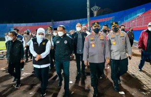 Visita del jefe de la Policu00eda Nacional de Indonesia, Ministro de Juventud y Deportes, Gobernador de Java Oriental y Presidente de la FAI al Estadio Kanjuruhan. Cru00e9dito: Dominio Pu00fablico 