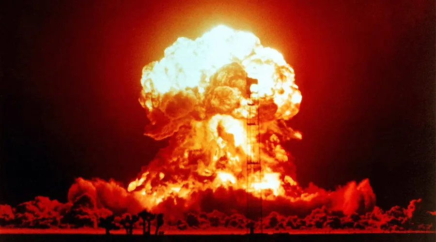 Explosión de una bomba nuclear en el sitio de prueba de Nevada (18 de abril, 1953. Crédito: Courtesy of National Nuclear Security Administration, Nevada Site Office?w=200&h=150
