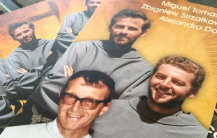 Estampas de los mu00e1rtires beatificados esta mau00f1ana en Chimbote. Foto: David Ramos / ACI Prensa. 