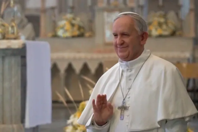 VIDEO: Esta estatua del Papa Francisco sorprende por su gran parecido