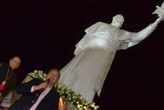 México: Inauguran imponente estatua del Papa en Ciudad Juárez a un año de su visita