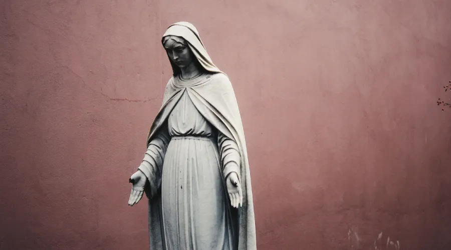 Imagen referencial de una estatua mariana. Crédito: Foto de Jon Tyson en Unsplash?w=200&h=150