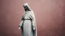 Imagen referencial de una estatua mariana. Crédito: Foto de Jon Tyson en Unsplash