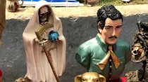 Estatuas de la "Santa Muerte" y de "Jesús Malverde", cultos de narcotraficantes, sicarios y otros criminales. Crédito: David Ramos / ACI Prensa.