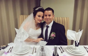Estela y Nicolu00e1s el du00eda de su matrimonio / Cru00e9dito: Twitter de Fr. Goyo Hidalgo  