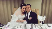 Estela y Nicolás el día de su matrimonio / Crédito: Twitter de Fr. Goyo Hidalgo 