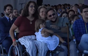 Esther y su familia en el Vu00eda Crucis de la JMJ Lisboa 2023. Cru00e9dito: Vatican Media 
