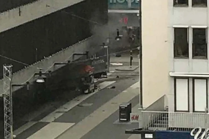 Obispo de Estocolmo lamenta atentado: Unamos nuestro sufrimiento a la cruz de Jesús