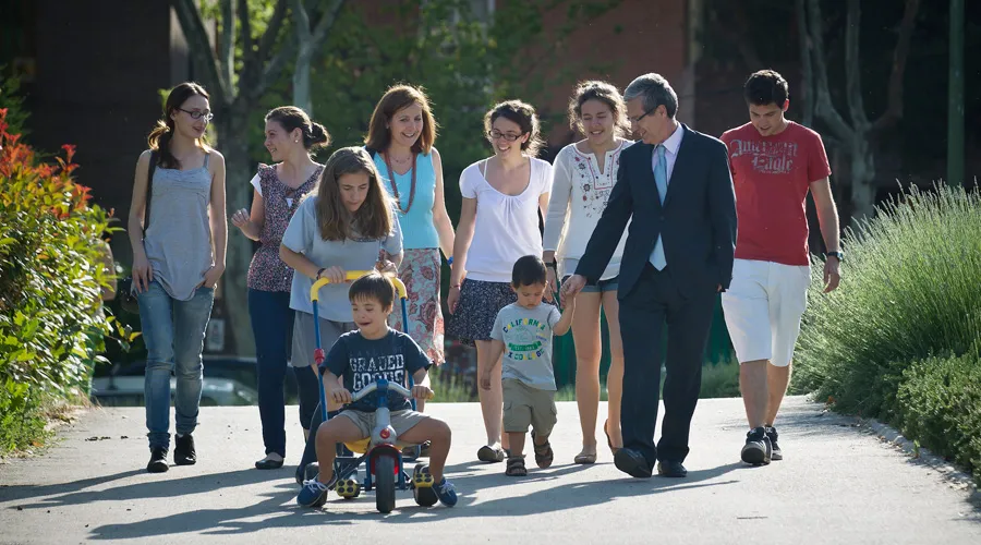 Estrella Ferrón, Eduardo García Serrano y sus ocho hijos. Foto: Fundación Acogida?w=200&h=150