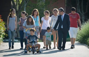 Estrella Ferru00f3n, Eduardo Garcu00eda Serrano y sus ocho hijos. Foto: Fundaciu00f3n Acogida 