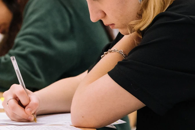 Profesores alertan que hay una intimidación contra alumnos católicos practicantes