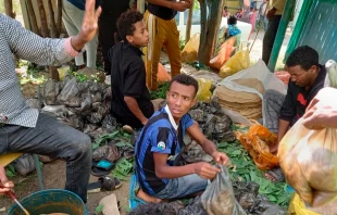 Necesitados vu00edctimas de la guerra en Etiopu00eda. Cru00e9ditos: Ayuda a la Iglesia Necesitada 