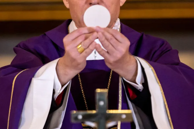 Obispos de EEUU debaten ampliamente moción para un documento sobre la Eucaristía