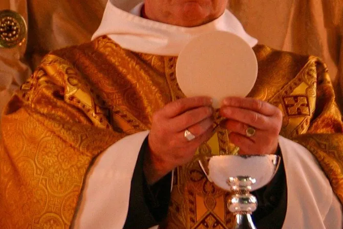 Arzobispo prohíbe a fieles recibir la Comunión en la mano
