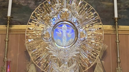 Sorprendente reflejo de Cristo crucificado sobre la Eucaristu00eda conmueve las redes