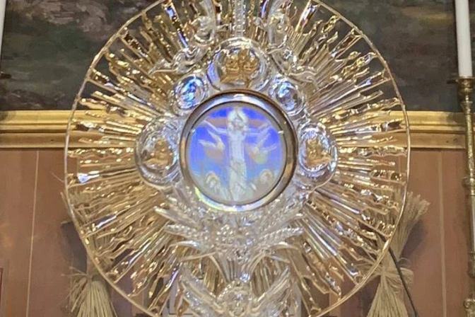 Sorprendente reflejo de Cristo crucificado sobre la Eucaristía conmueve las redes