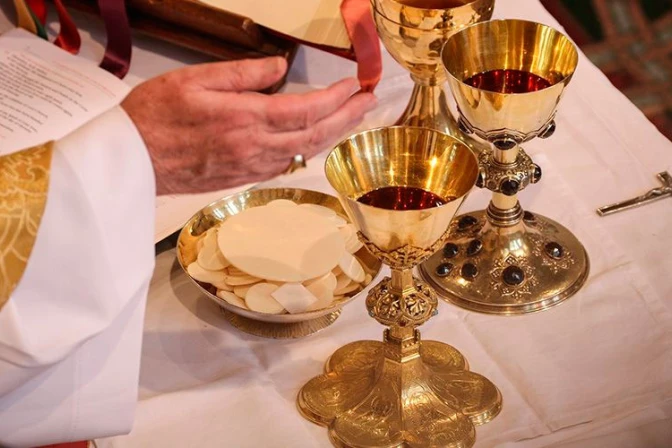 Sacerdote responde a actor que se burló de la Eucaristía [VIDEO]